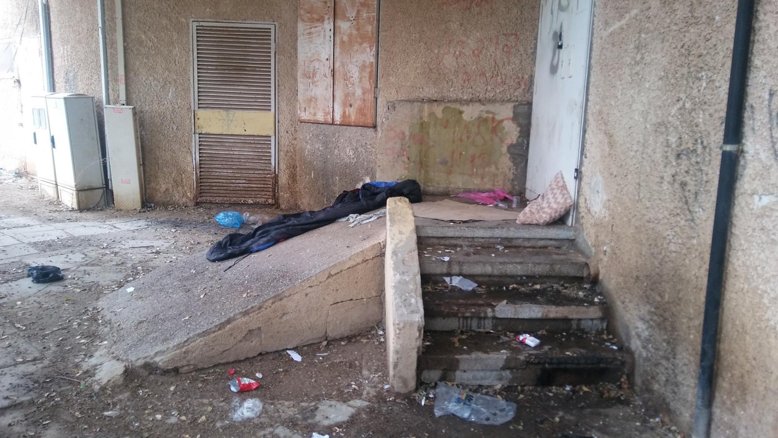  הגב של מתנ''ס לוין הפך זולה לנרקומנים (צילום: דני בלר)